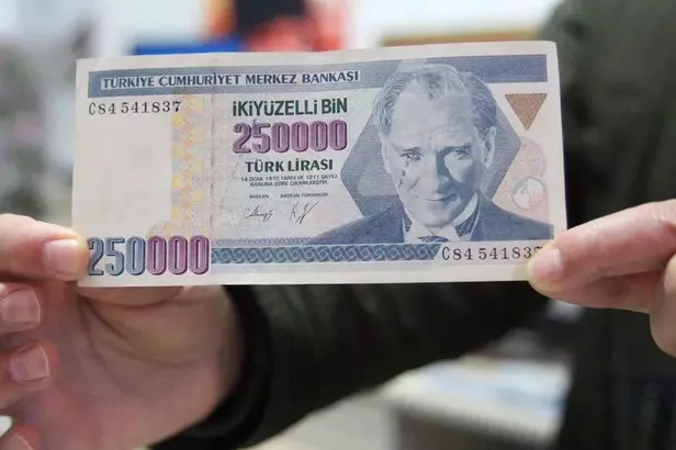 eski-banknot-deyip-gecenler-bin-pisman-250000-tldeki-hatayi-goren-yasadi-paraya-para-demeyeceksiniz-1693992401705.jpg Eski banknot deyip geçmeyin! 250.000 TL'deki bu hatayı gören yaşadı! Paraya para demeyeceksiniz-6