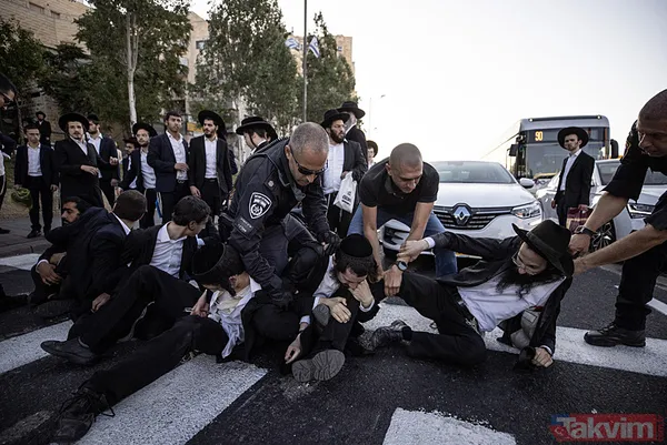 Birbirlerine kenetlenen ve polise direnen göstericiler uzun bir süre trafiğe engel oldu. Göstericileri ayırarak trafiği açmaya çalışan polisin...