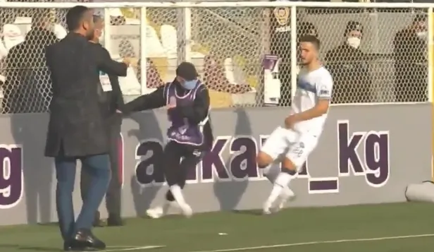 SON DAKİKA: TFF 1. Lig maçında Anıl Karaer'den top toplayıcı çocuğa skandal hareket-3