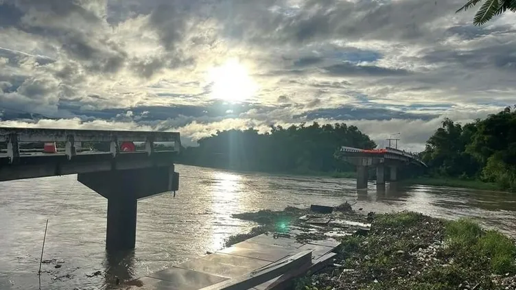 Tayland'da sel suları köprüyü yıktı | Video