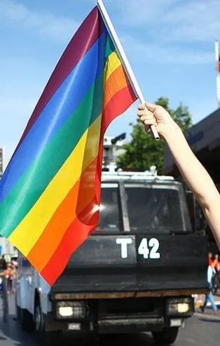 LGBT sapkınlığı salgına dönüşüyor! Aileler dikkat! 5 yıl içinde...