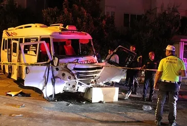Otomobil ile yolcu minibüsü çarpıştı