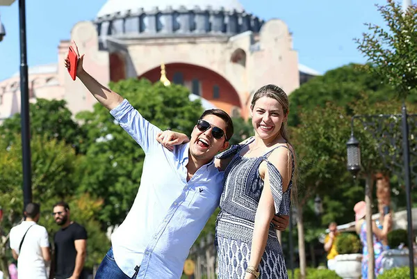 son-dakika-istanbula-haziranda-gelen-turist-sayisi-2021-yilina-gore-yuzde-115-artti-1-milyon-470-bin-586-kisi-1659431055093.jpg
