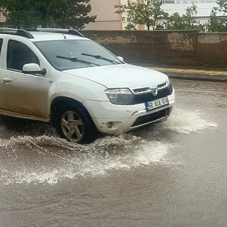 Sivas’ta cadde ve sokaklar göle döndü