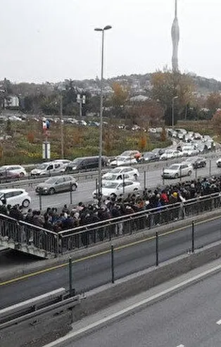 İstanbul'da metrobüs durakları yine kilit! Vatandaşlar sosyal medyada isyan etti