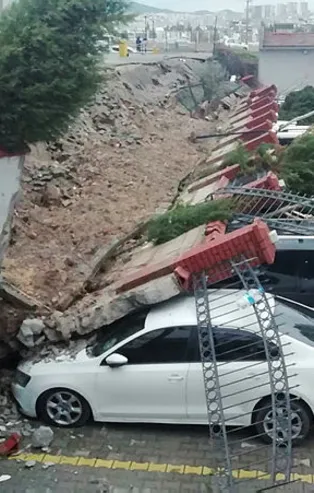 Manzarayı görünce şoka girdiler!! İzmir'de istinat duvarı çöktü, 20 araç zarar gördü