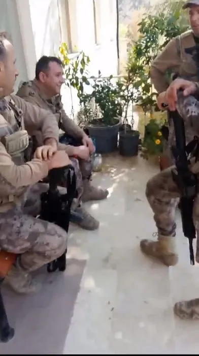 İçişleri Bakanlığı'na saldıran teröristler veteriner Mikail Bozlağan'ı şehit etmişti! Kayseri'de güvenlik güçlerini alarma geçiren olay! 4 terörist yaşlı kadının kapısına dayandı-4