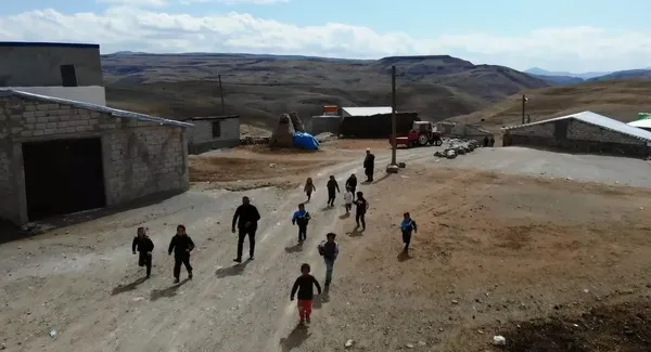ilk-kez-drone-goren-cocuklar-kactilar-sonra-yakaladilar-1633857997520.jpg İlk kez drone gören çocuklar! Kaçtılar sonra yakaladılar-3