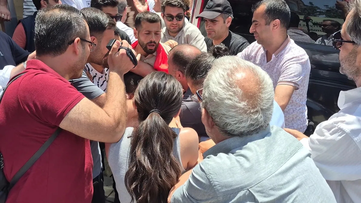 chpde-afis-krizi-kilicdaroglu-fotografina-hain-yazisi-astilar-1782320908003.jpeg CHP'de afiş krizi: Kılıçdaroğlu fotoğrafına hain yazısı astılar-4