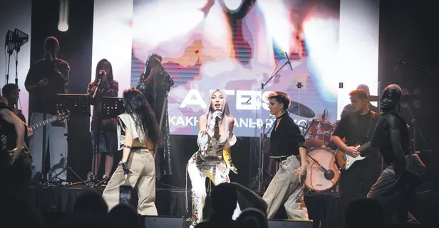 Hande Yener sahnede hem tarzı hem de sesi ile dinleyenleri kendine hayran bıraktı