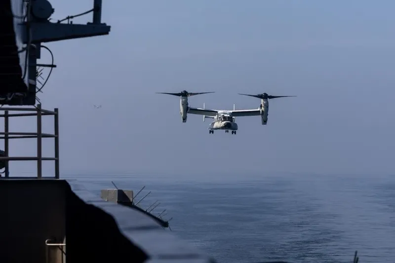 abd-dun-masada-bugun-savas-gemisinde-donald-trumpin-kurmaylari-umman-denizindeki-lincolde-goruntulendi-1770490769664.jpeg ABD dün masada bugün savaş gemisinde! Donald Trump'ın kurmayları Umman Denizi’ndeki Lincoln'de görüntülendi-3