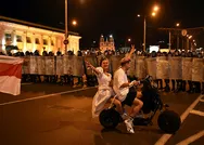 Belarus karıştı! Halk sokağa döküldü! İnternet erişimi yok!