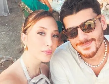 Hasretinle yandı gönlüm