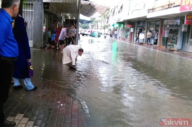 Ödemiş’i sağanak vurdu! Araçlar sürüklendi, tarım alanları sular altında kaldı