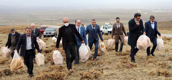 erzurum-esnafi-2020de-yasanan-felaketlerin-2021de-yasanmamasi-icin-dogaya-2001-ekmek-birakti-1605168117999.jpg Erzurum esnafı, 2020'de yaşanan felaketlerin 2021'de yaşanmaması için doğaya 2001 ekmek bıraktı-9
