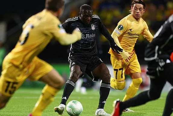 besiktas-teknik-direktoru-riza-calimbaydan-kamerunlu-yildiz-vincent-aboubakara-motive-sozleri-takimin-sana-iht-1700778381066.jpeg Beşiktaş Teknik Direktörü Rıza Çalımbay'dan Kamerunlu yıldız Vincent Aboubakar'a motive sözleri: Takımın sana ihtiyacı var-4