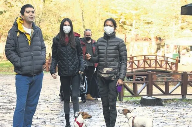 Şebnem Çapa ve kızı Ceylan, yasak öncesi Belgrad havası aldı