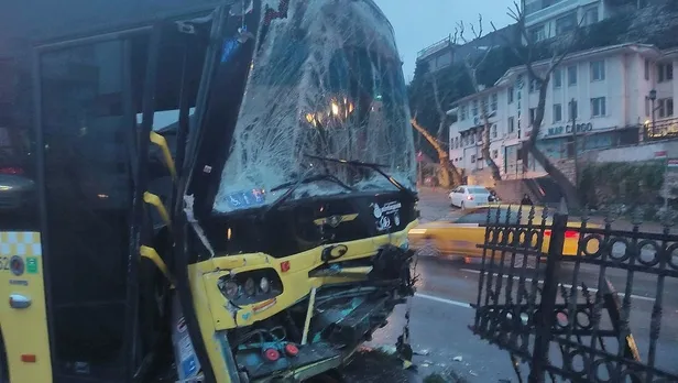 Fatih'te peş peşe İETT kazaları! Yaralılar var-6