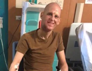 Güneşe alerjisi olduğu için 30 yıldır dışarı çıkamıyor