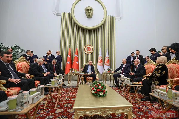 TBMM'de renkli anlar! Önce açılış sonra resepsiyon... Başkan Erdoğan'dan "biriz beraberiz" mesajı: Tek tek tokalaştı - 26