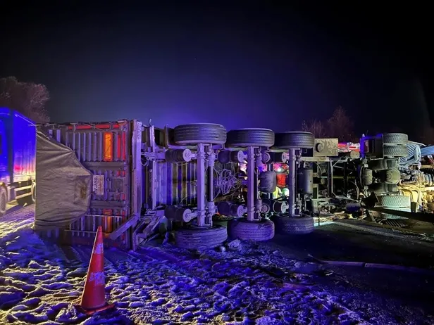 Sakarya'da feci kaza: Devrilen tırda sıkışan sürücü hayatını kaybetti-3