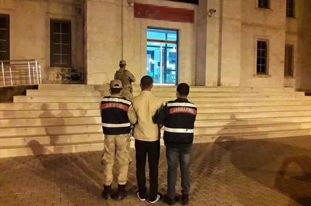 Katil yatak odasında enselendi