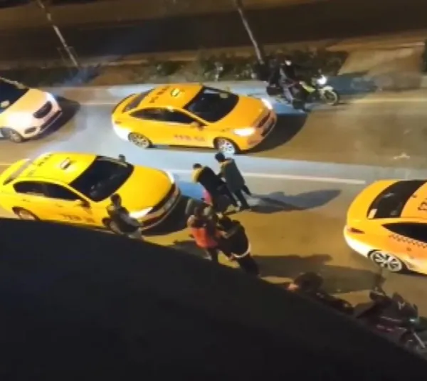 istanbulda-taksici-teroru-esenyurtta-taksiciler-afrika-uyruklu-bir-kisiyi-aralarina-alip-dovduler-1639131123222.jpg İstanbul'da taksici terörü! Esenyurt'ta taksiciler Afrika uyruklu bir kişiyi aralarına alıp dövdüler-2