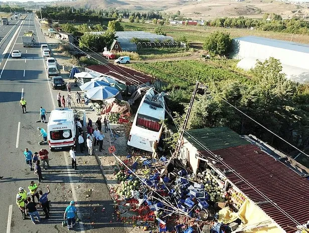 Son dakika: İstanbul'da servis otobüsü devrildi! Ölü ve yaralılar var-1