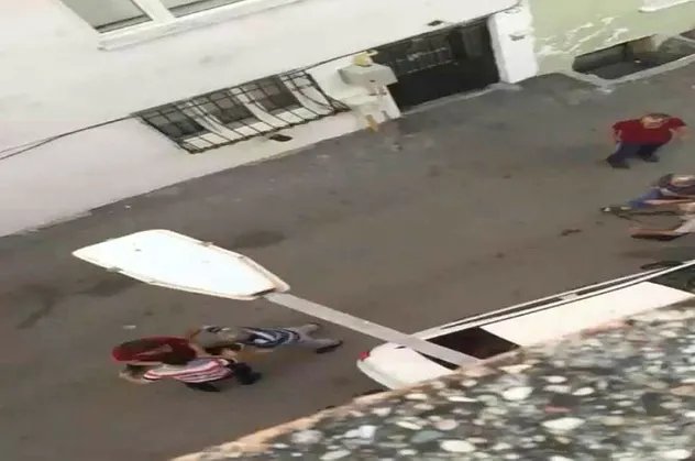 Çocuklar oynarken dehşeti yaşadı! Önce dövdü sonra bıçakla kovaladı