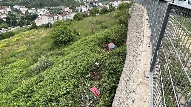Kocaeli'de korkunç kaza! Korkuluklara çarpıp istinat duvarından uçtu! EDS ele verdi: 5 kişi ağır yaralı-7