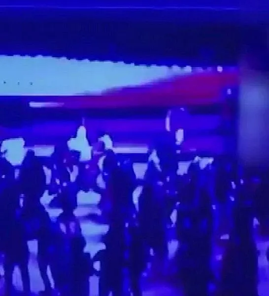 mezuniyet-toreninde-korkunc-olay-cemal-resit-reyde-dev-ekran-boyle-devrilmis-dusme-ani-anbean-kamerada-1717834271234.jpeg Mezuniyet töreninde korkunç olay | Cemal Reşit Rey'de dev ekran böyle devrilmiş! Düşme anı anbean kamerada-2