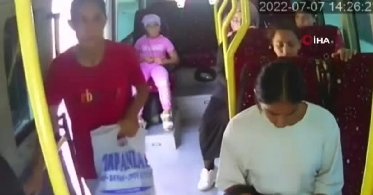Mersin'de şoförün ihmali ölüm getirdi! Kapısı açık minibüsten düşen kadın hayatını kaybetti: O anlar kamerada