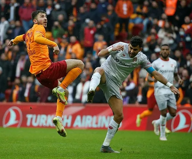 galatasaray-taraftarla-baristi-feghouli-ve-keremin-golleriyle-3-puani-hanesine-yazdirdi-1640467966974.jpeg Galatasaray taraftarla barıştı! Feghouli ve Kerem'in golleriyle 3 puanı hanesine yazdırdı-11
