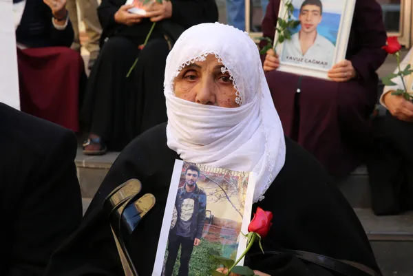 diyarbakirda-hdpnin-onundeki-eyleme-iki-aile-daha-katildi-1605963506082.jpg Diyarbakır'da HDP'nin önündeki eyleme iki aile daha katıldı-4