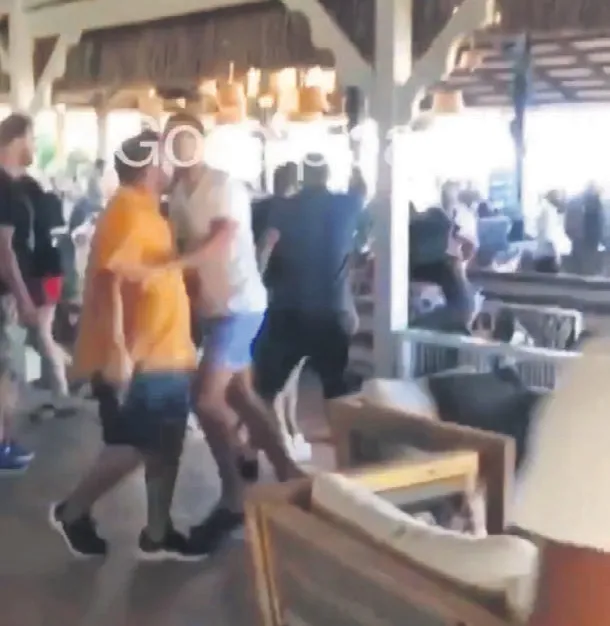 magandalar-alacatiyi-teksasa-cevirdi-1595287493978.jpg İzmir'in Çeşme ilçesinde bu yaz skandallar bitmiyor! Magandalar Alaçatı’yı Teksas’a çevirdi-2