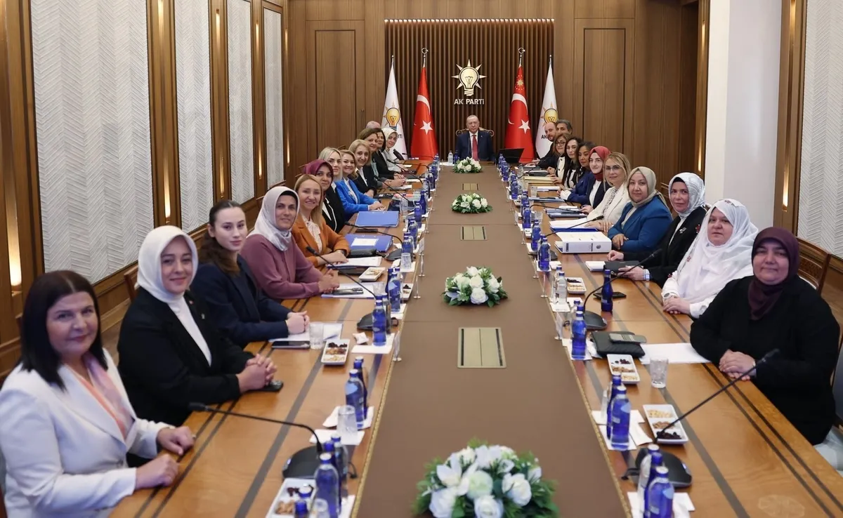 baskan-erdogan-a-takimini-topluyor-ak-partiye-yeni-katilimlar-yolda-1789044153675.jpeg AK Parti'ye yeni katılımlar: Saniye Bora Fıçı Başkan Erdoğan'ın masasında-2