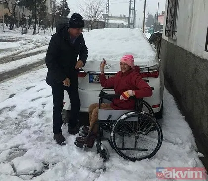 Hava soğuk yürekler sıcak! Kahramanmaraş’ta bir baba engelli kızıyla kartopu oynadı