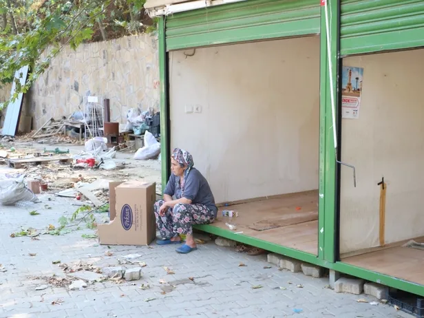CHP'li Torbalı Belediyesi'nde büyük skandal! Üreticilerin pazarı vinçle yıkıldı-5