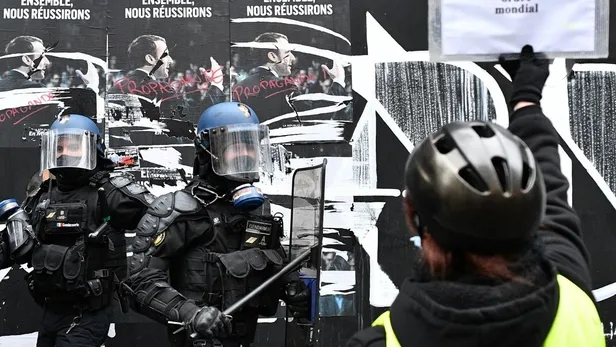 fransanin-baskenti-pariste-halk-sokaga-dokuldu-yeni-guvenlik-yasa-tasarisi-protesto-ediliyor-1607183570239.jpeg Fransa'nın başkenti Paris'te halk sokağa döküldü: Yeni güvenlik yasa tasarısı protesto ediliyor-3