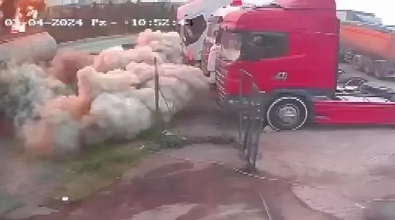 istanbul-atasehirde-2-kisinin-hayatini-kaybettigi-yakit-tanker-patlamasiyla-ilgili-gozaltina-alinan-kisiler-tu-1709671959454.jpeg İstanbul, Ataşehir'de 2 kişinin hayatını kaybettiği yakıt tanker patlamasıyla ilgili gözaltına alınan kişiler tutuklandı-3