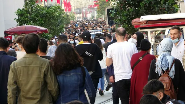 taksim-ve-istiklal-caddesinde-kisitlamasiz-ilk-cumartesi-gununde-insan-seli-yasandi-1622924113571.jpg