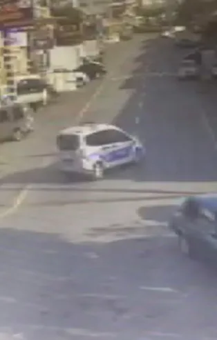 Başakşehir'de 2 çırak tamir için bırakılan polis aracıyla sanayiyi birbirine kattı
