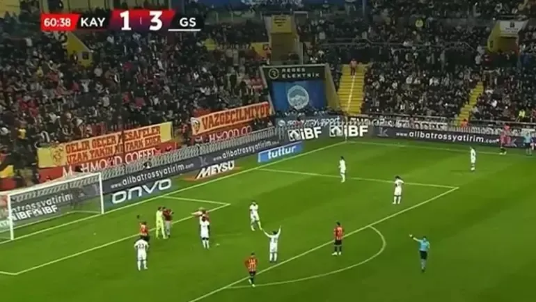 macta-olay-kayserispor-galatasaray-macinda-sahaya-taraftar-indi-1734878764149.jpeg