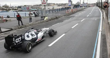 Formula 1 takımları Red Bull ve AlphaTauri araçlarından İstanbul sokaklarında şov
