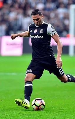 Beşiktaş'ta Tosic'in sözleşmesi uzatıldı
