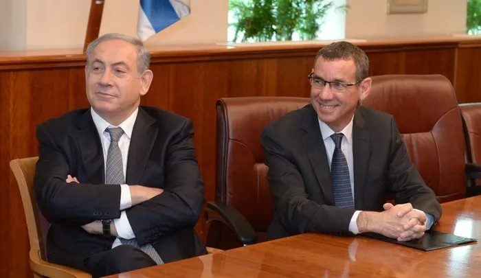 katil-netanyahunun-danismani-mark-regev-ciplak-gozaltina-alinan-filistinlilerle-adeta-dagla-gecti-burasi-ortad-1702225649918.jpeg Katil Netanyahu'nun danışmanı Mark Regev, çıplak gözaltına alınan Filistinlilerle adeta dalga geçti: Burası Ortadoğu ve hava oldukça sıcak-2