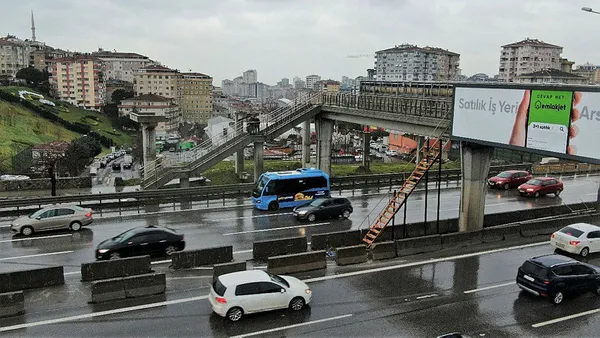 1645773421670.jpg D-100'ün orta yerinde şaşkına çeviren görüntü! Bu merdiven nereye iniyor?-4