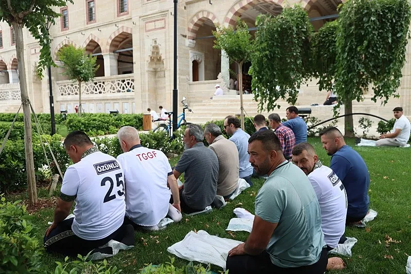 kirkpinar-pehlivanlari-selimiye-camisinde-cuma-namazi-kildi-1783082193496.jpeg Kırkpınar pehlivanları Selimiye Camisi'nde cuma namazı kıldı-2