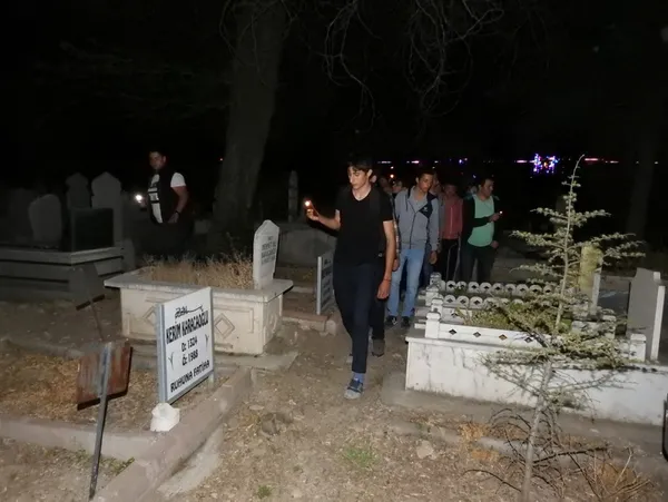 Mezarlıkta ağlayan 'gizemli kız'la ilgili Valilikten son dakika açıklaması! Gizemli ağlayan kız bulundu mu?-6