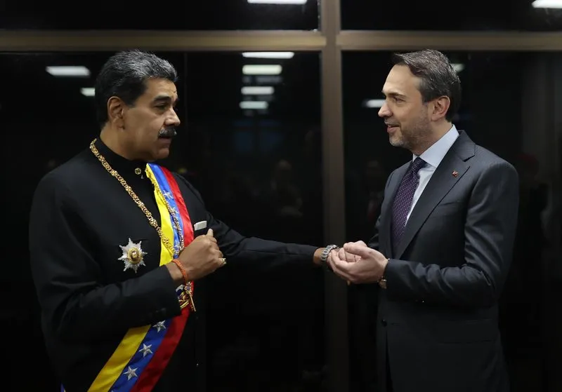 Enerji ve Tabii Kaynaklar Bakanı Alparslan Bayraktar, Venezuela Devlet Başkanı Maduro ile bir araya geldi